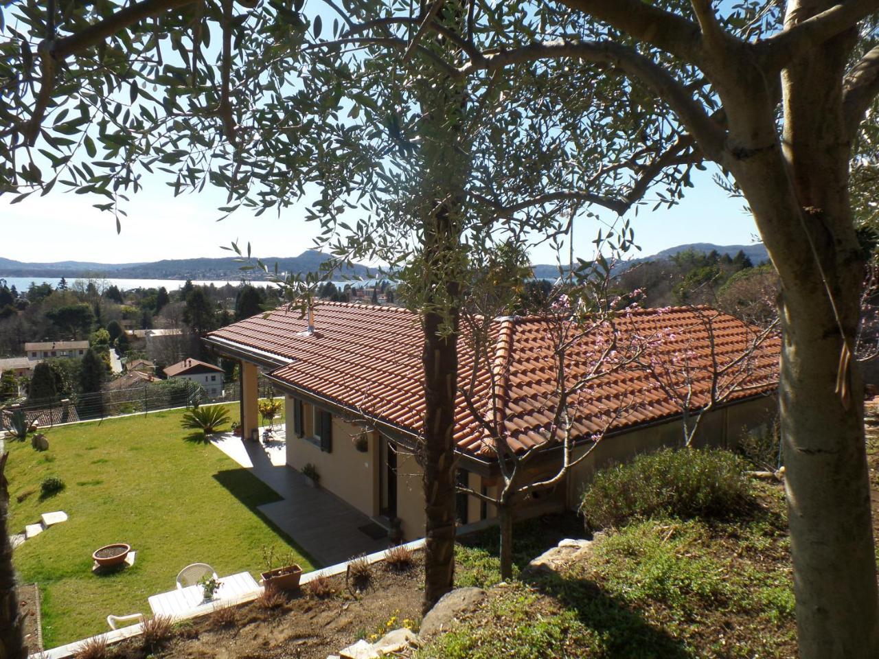 La Briciola Villa Lesa Bagian luar foto