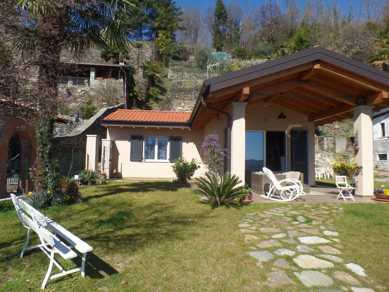 La Briciola Villa Lesa Bagian luar foto